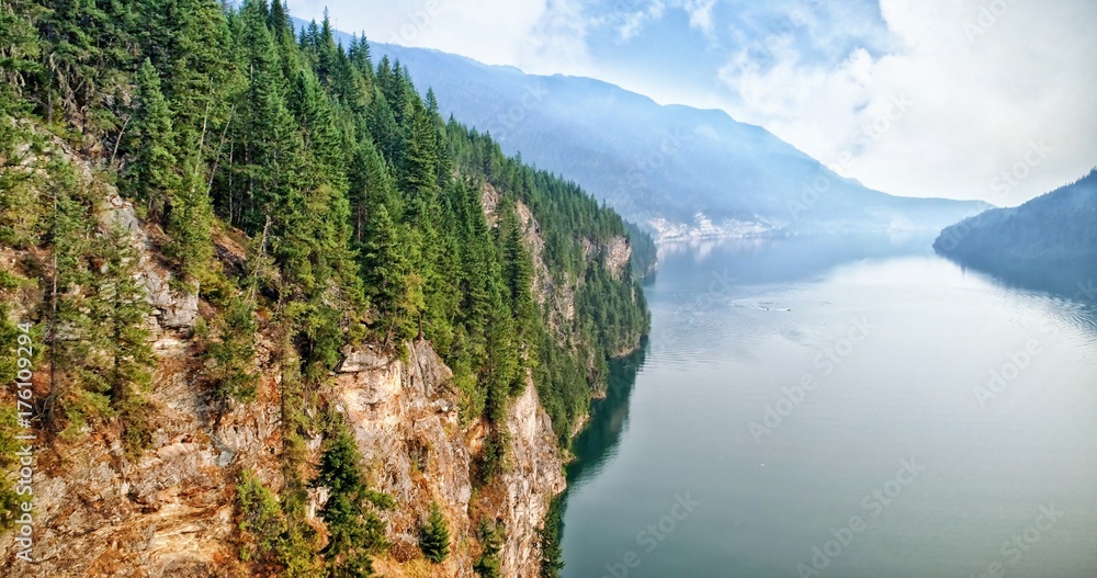 江畔山景