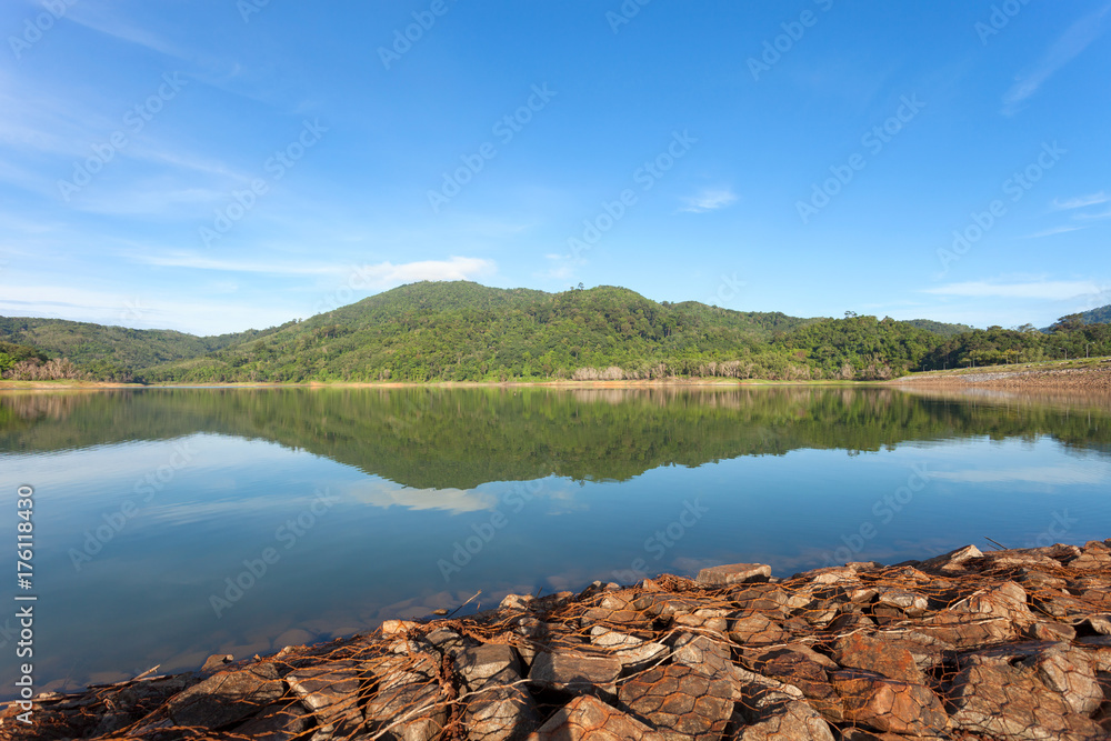 泰国普吉岛湖面倒影的山湖景观。