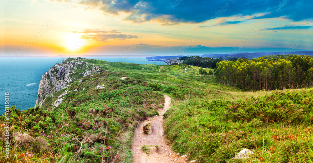 Espectaculares montañas de la costa española.
Paisaje de puesta de sol y paisaje de acantilado y ro