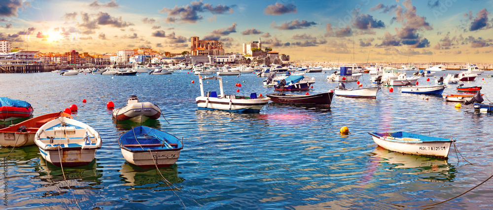 Pueblos costeros de España. Castro Urdiales. Cantabria. pueblo pesquero y embarcadero. Paisaje coste