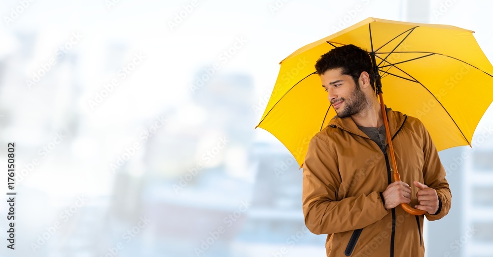 带黄色雨伞、背景明亮的男子