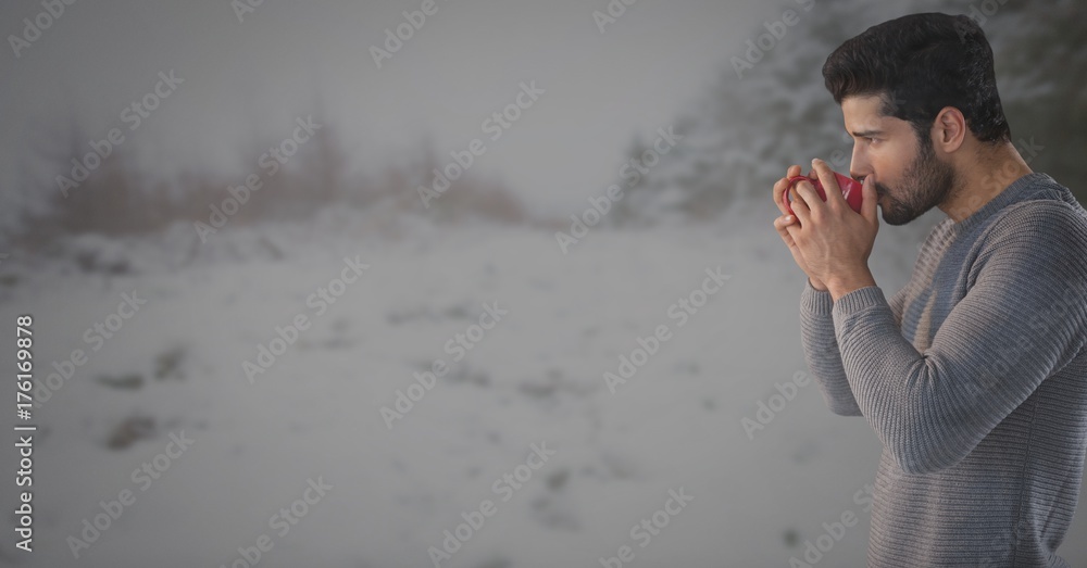 雪地里喝杯子的男人