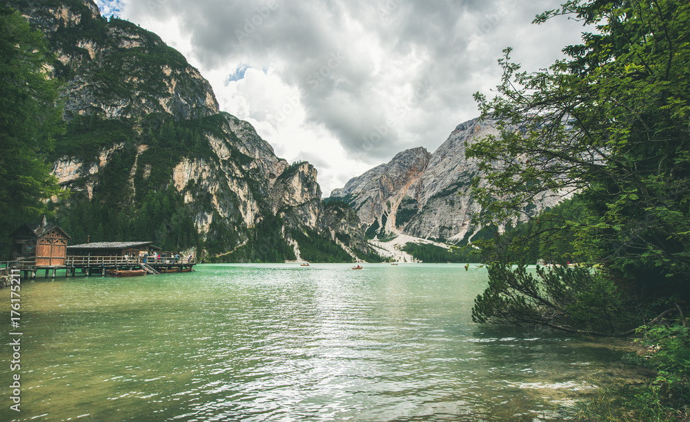 Fanes Sennes Braies自然公园的Lago di Braies或Pragser Wildsee。有清澈翡翠的山湖