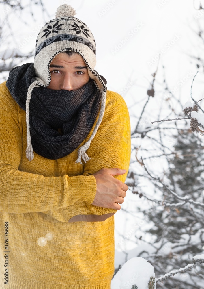 雪地里抱着折叠的胳膊和帽子的男人