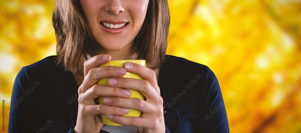 拿着咖啡杯的女人肖像的合成图像