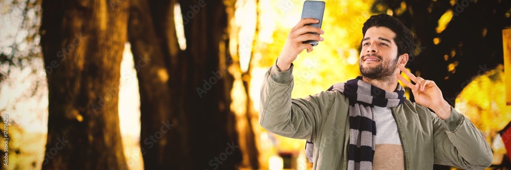 微笑男子通过手机自拍的合成图像