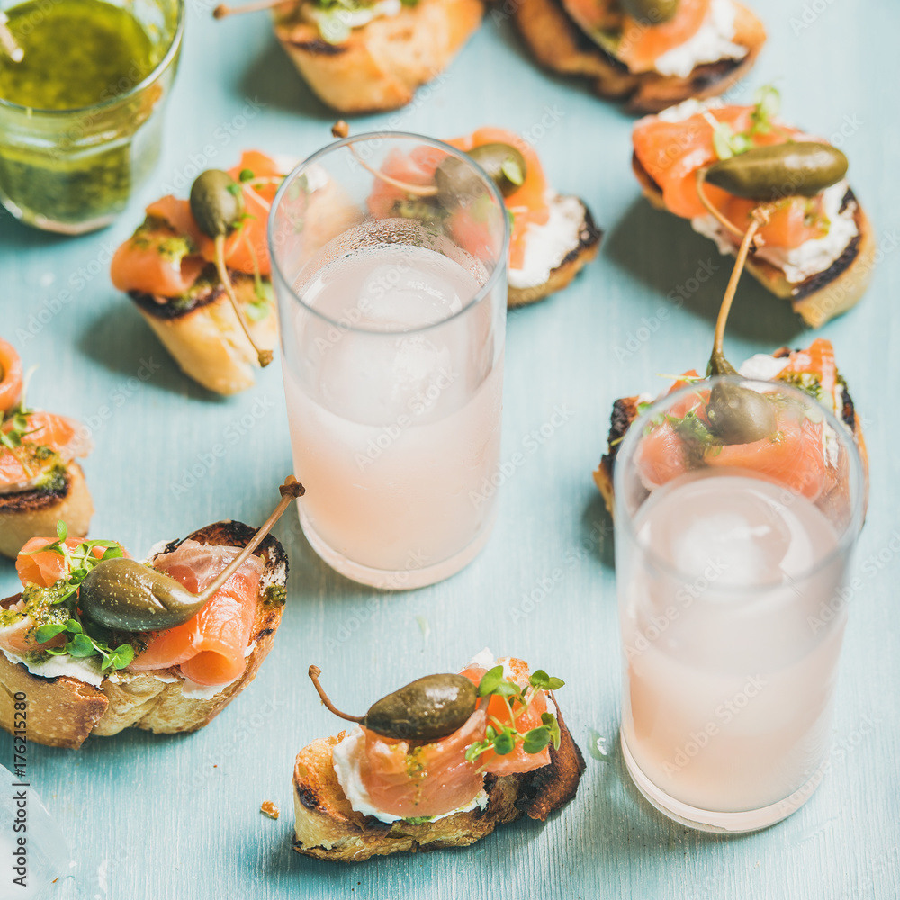 Crostini配烟熏三文鱼、香蒜酱、豆瓣菜、山柑和粉色葡萄柚鸡尾酒