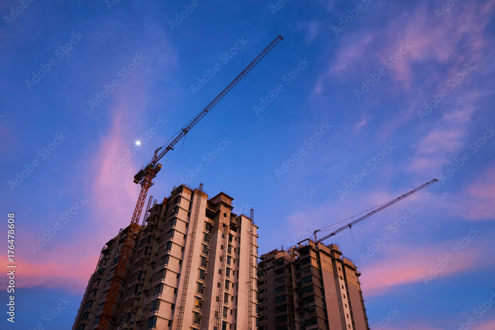 一个未完工的高层建筑住宅区的建设。