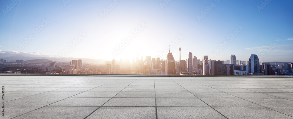 具有现代城市景观的空大理石地板