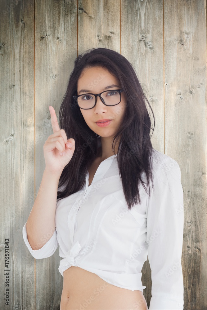 戴眼镜的女人向上指的合成图像