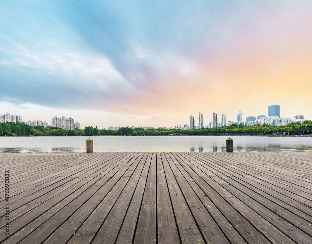 上海城市公园的木平台和住宅区建筑景观