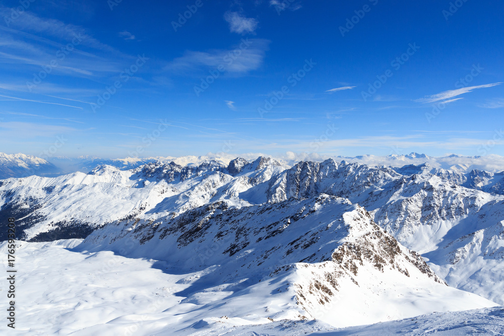 奥地利斯塔拜阿尔卑斯山冬季雪和蓝天的山脉全景