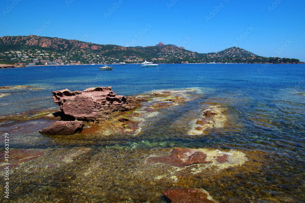 海上岩石海滩