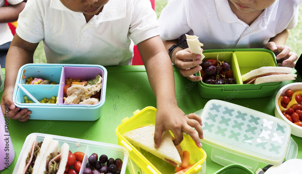 孩子们在小学吃午饭