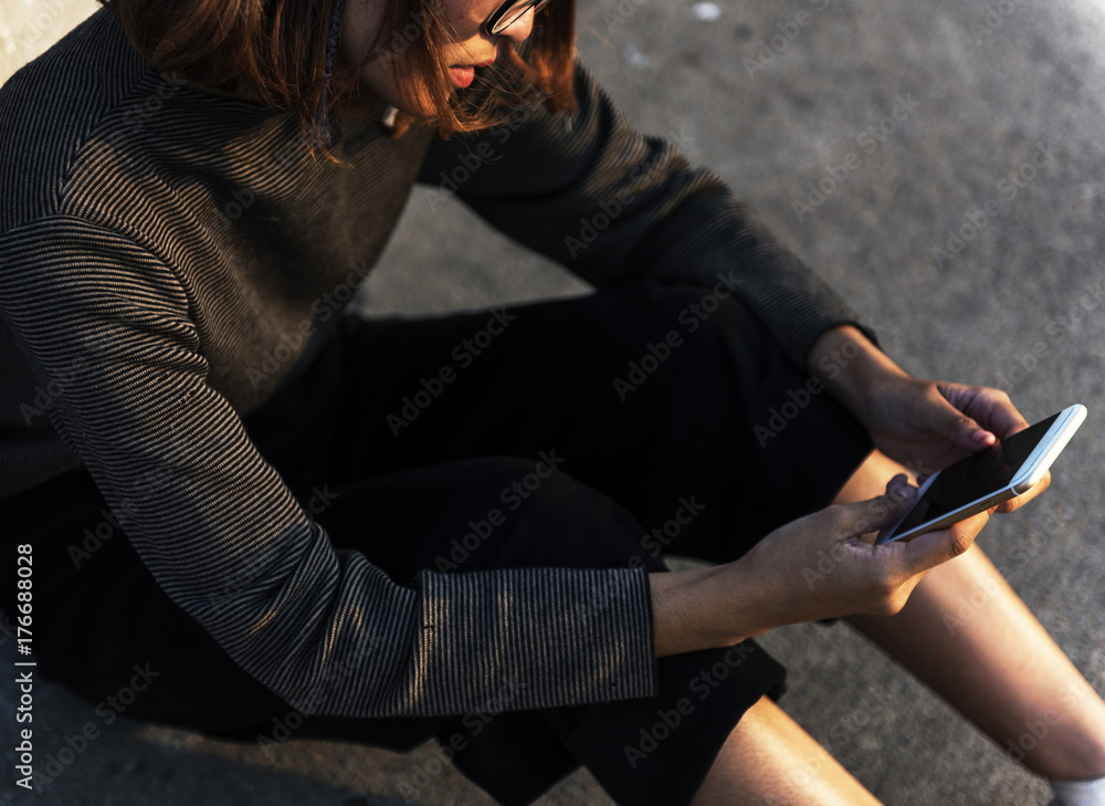 坐在地上用手机的女孩