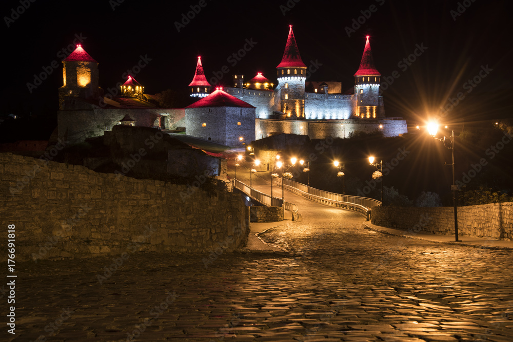 Kamenetz Podolsky中世纪城堡的夜景