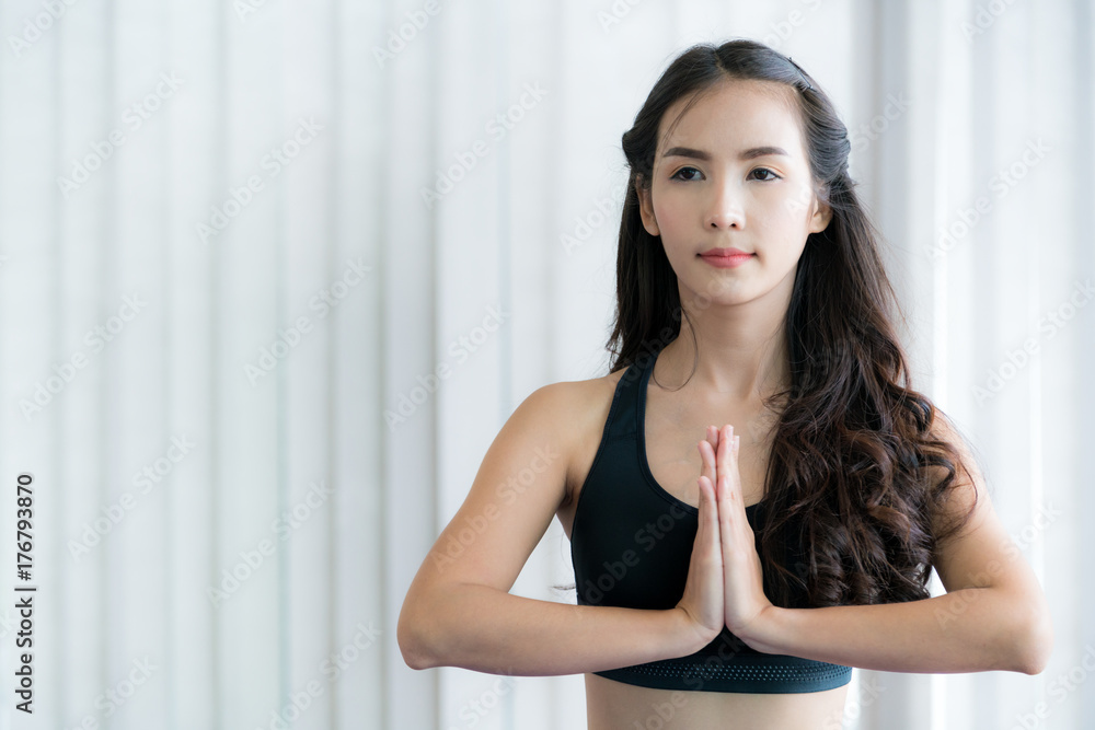 女子在健身房练习瑜伽姿势