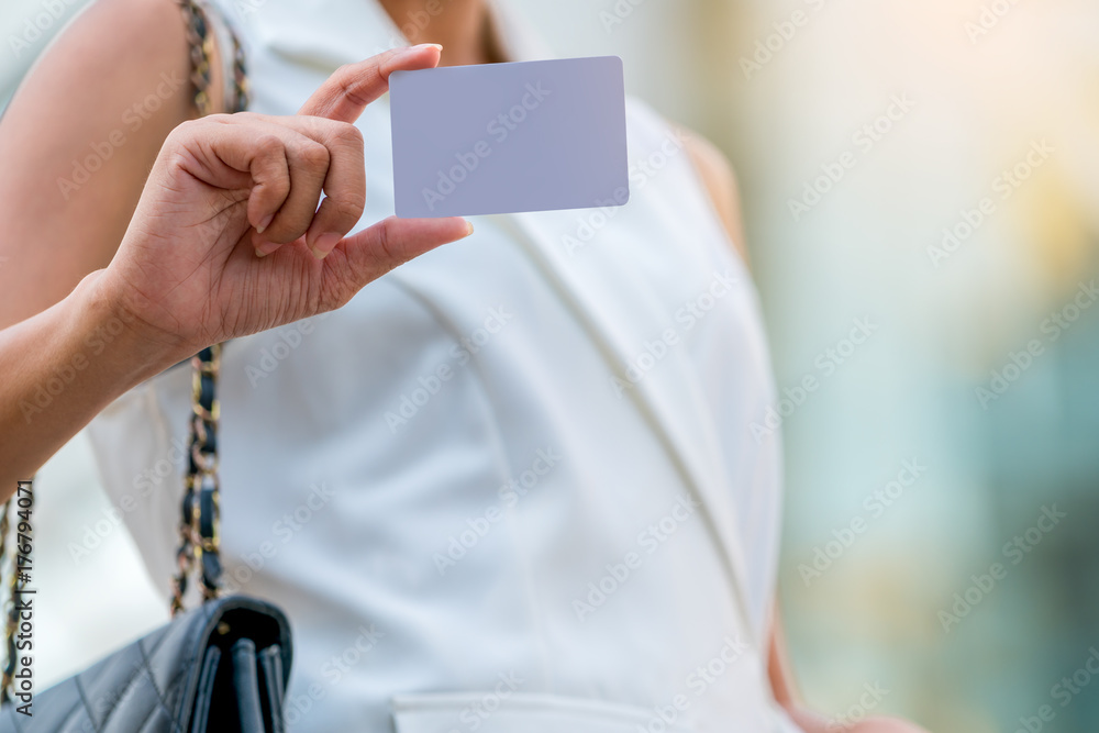 女商人出示白色空卡