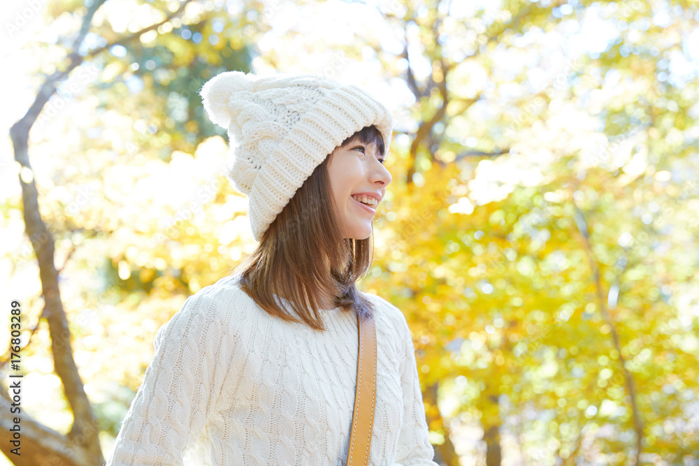 女性　紅葉　笑顔