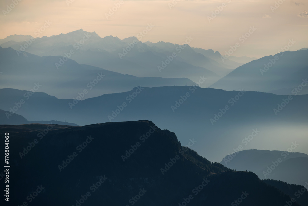 意大利山区全景。意大利山区美丽的自然景观