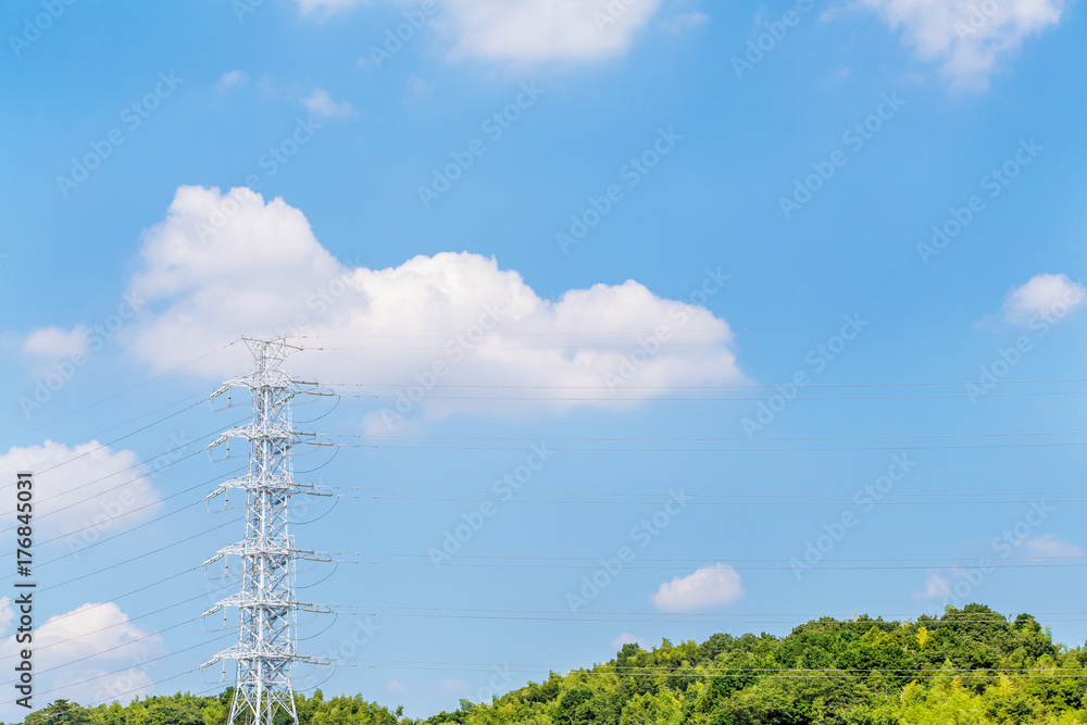 青空の中の送電線