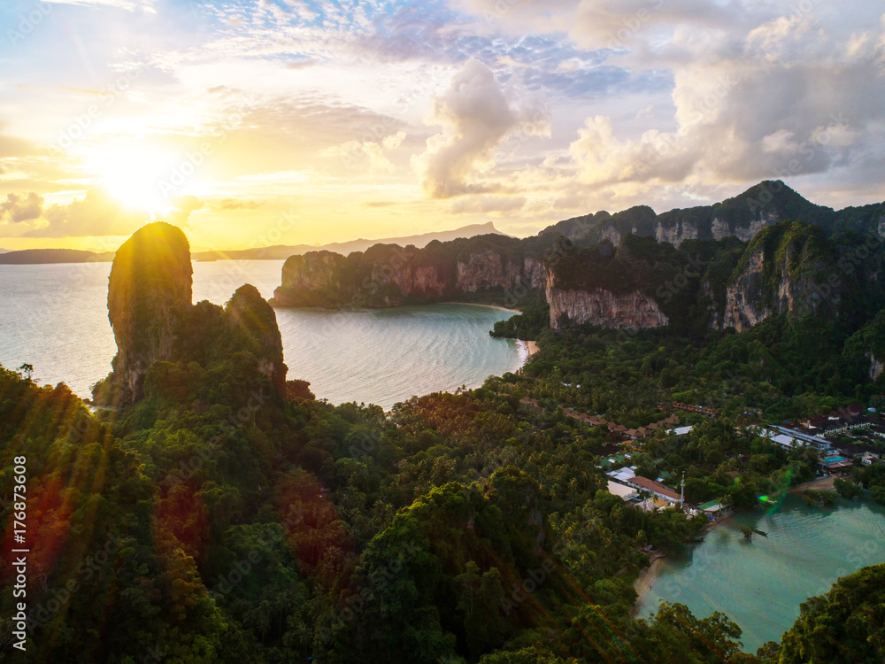 海洋鸟瞰图，俯视图，令人惊叹的自然背景。水的颜色和美丽的明亮。阿祖