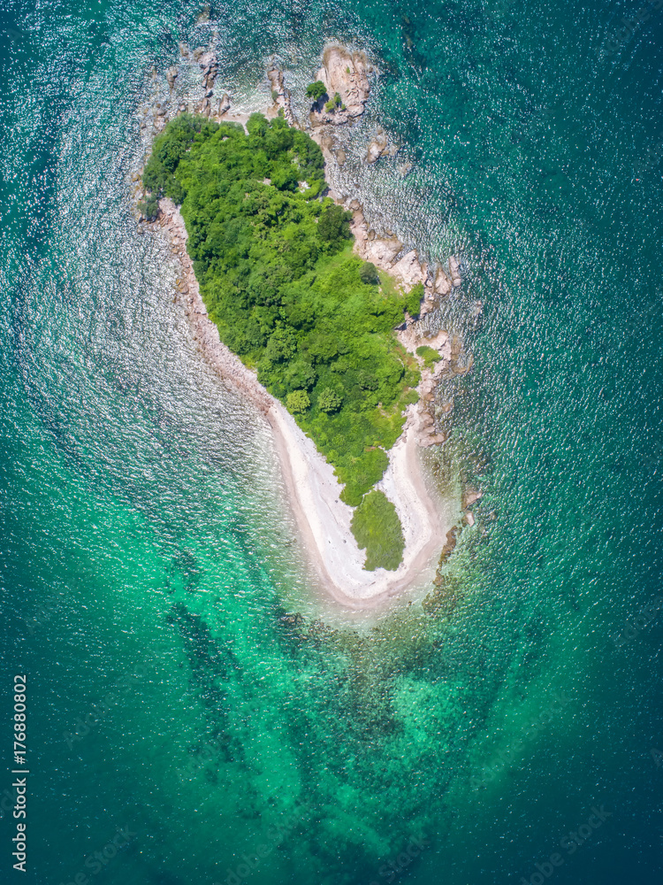 海洋鸟瞰图，俯视图，令人惊叹的自然背景。水的颜色和美丽的明亮。阿祖