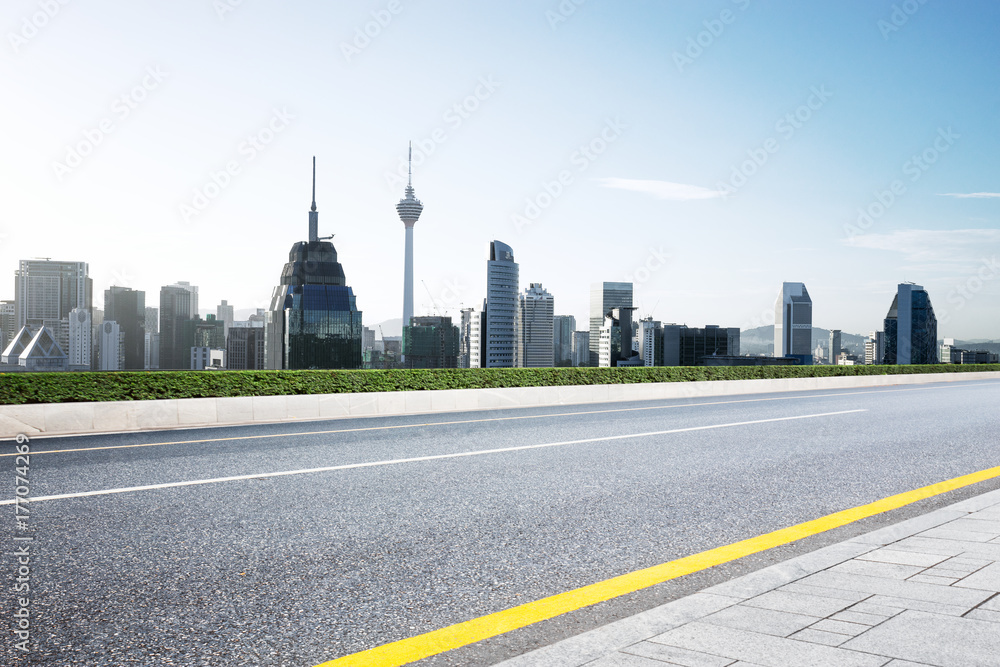 有现代建筑的空柏油路