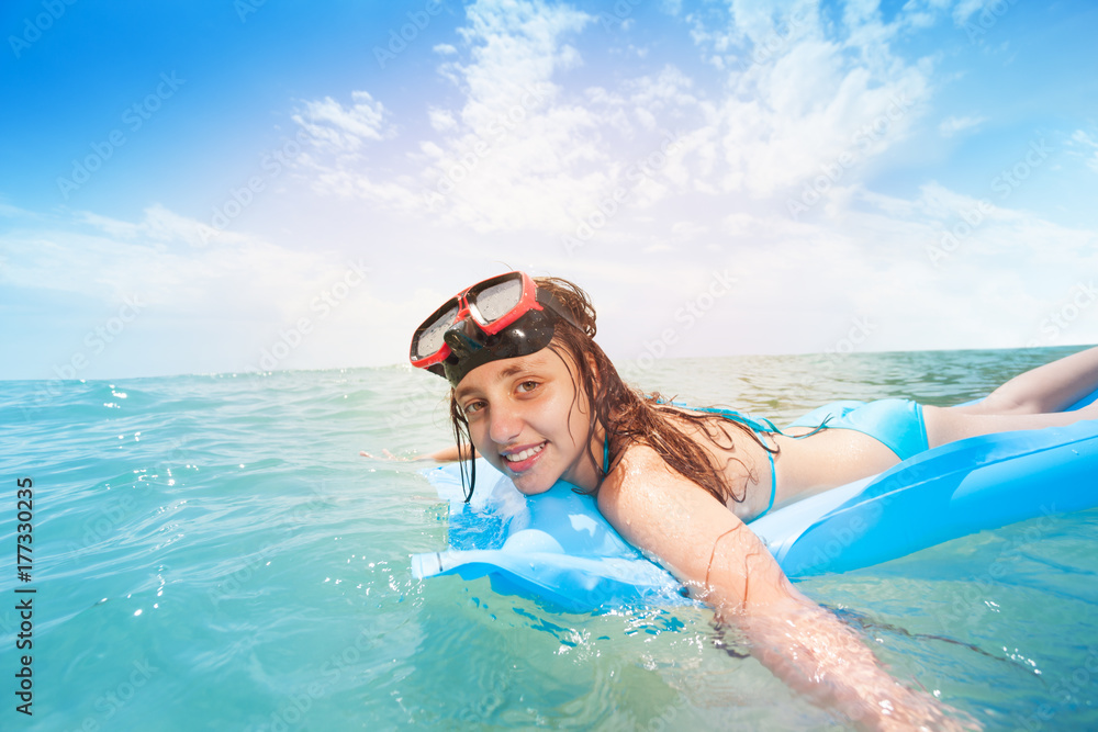 可爱的少女在海里的海草上浮潜