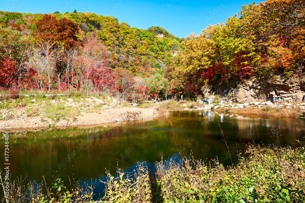 五彩斑斓的山和湖