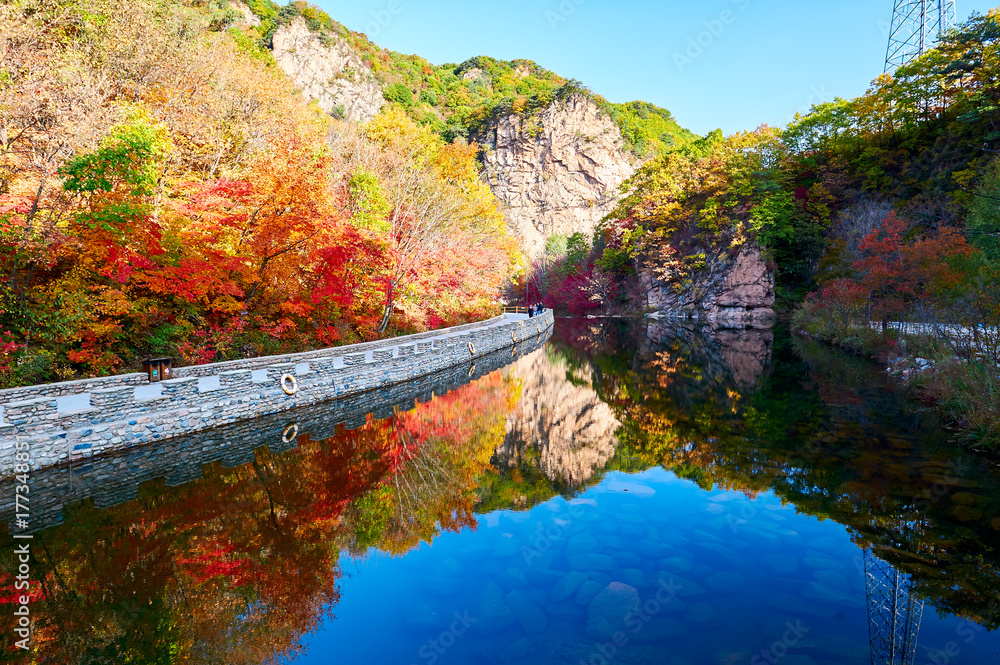 五彩斑斓的山和湖