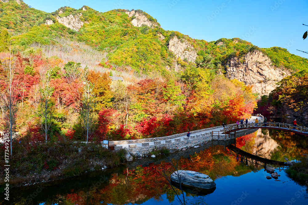 五彩斑斓的山和湖