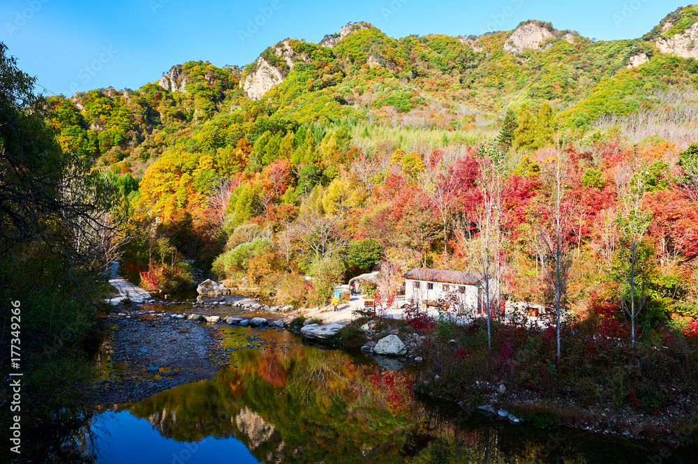 五彩斑斓的山脉和湖泊