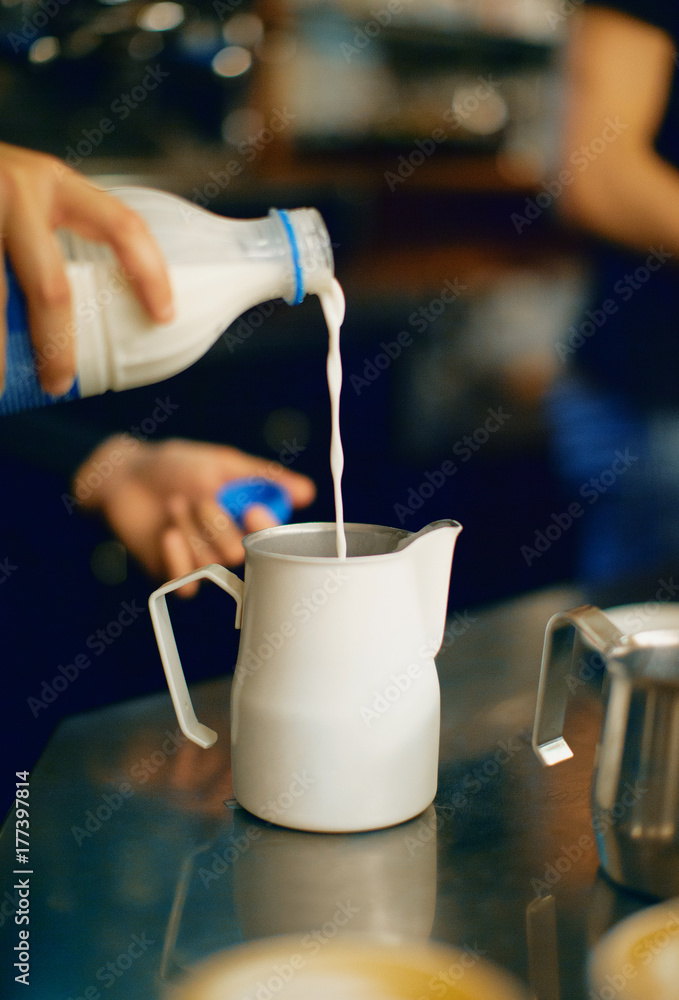 拿铁versato nel bricco，al bar，colazione