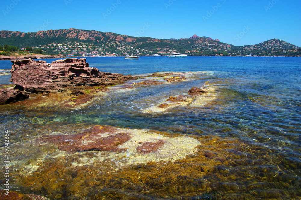 海上岩石海滩