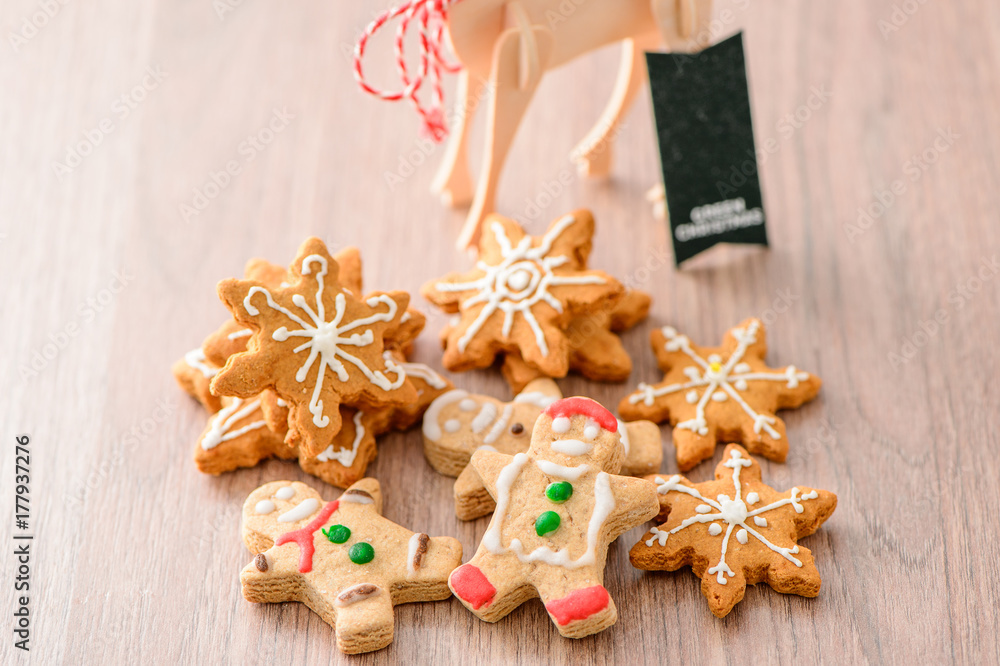 Christmas food. Gingerbread man and gingerbread star cookies in 

Christmas setting. Xmas dessert