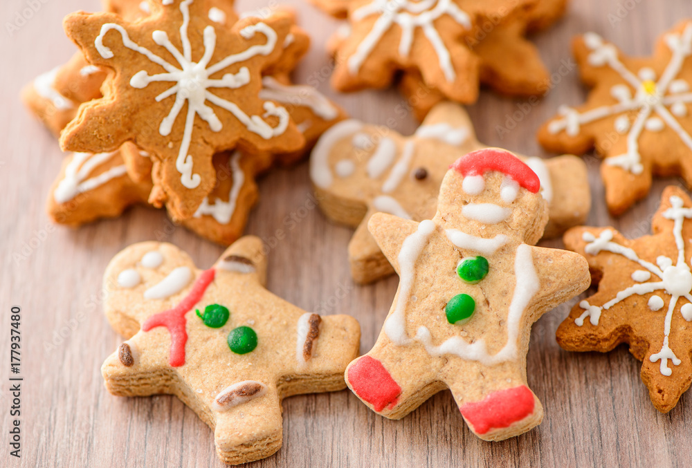 Christmas food. Gingerbread man and gingerbread star cookies in 

Christmas setting. Xmas dessert