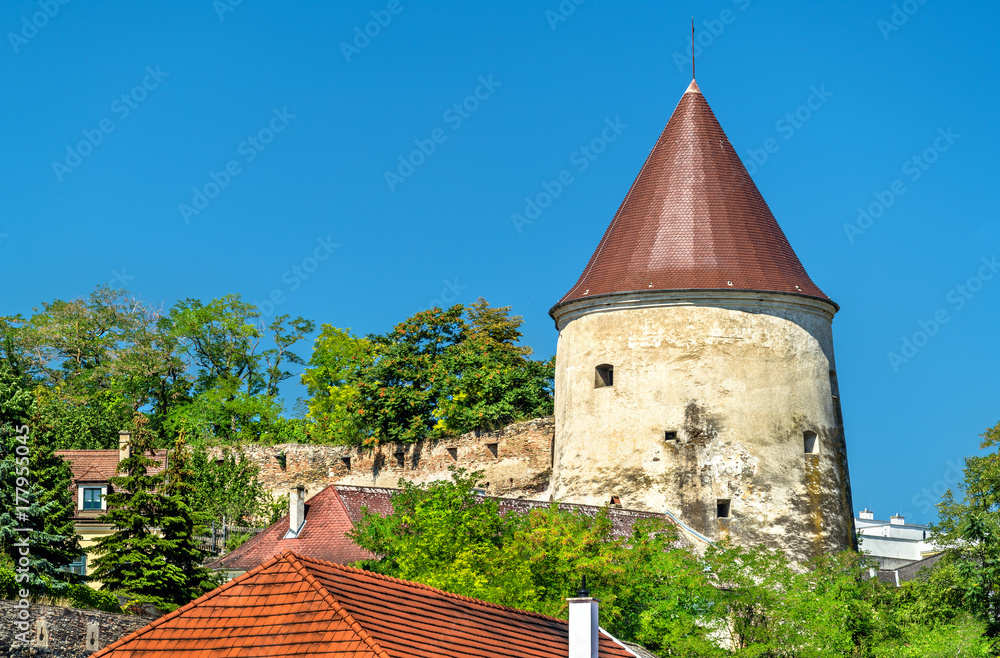 Pulverturm，位于奥地利克雷姆安德多瑙的一座古塔