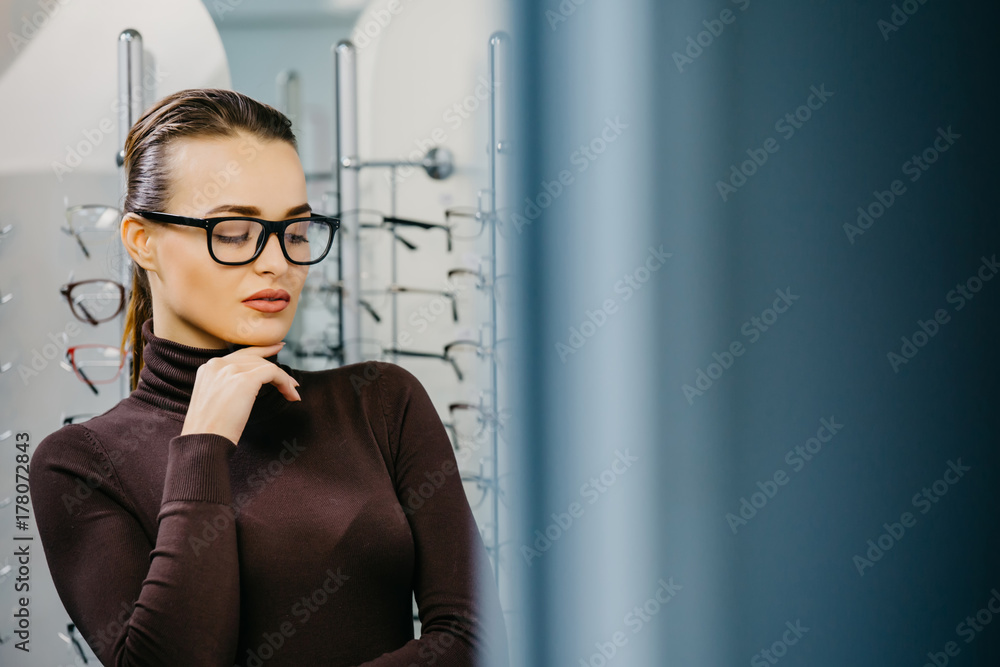 眼镜店戴眼镜的年轻女人-眼镜店戴着眼镜的漂亮女孩