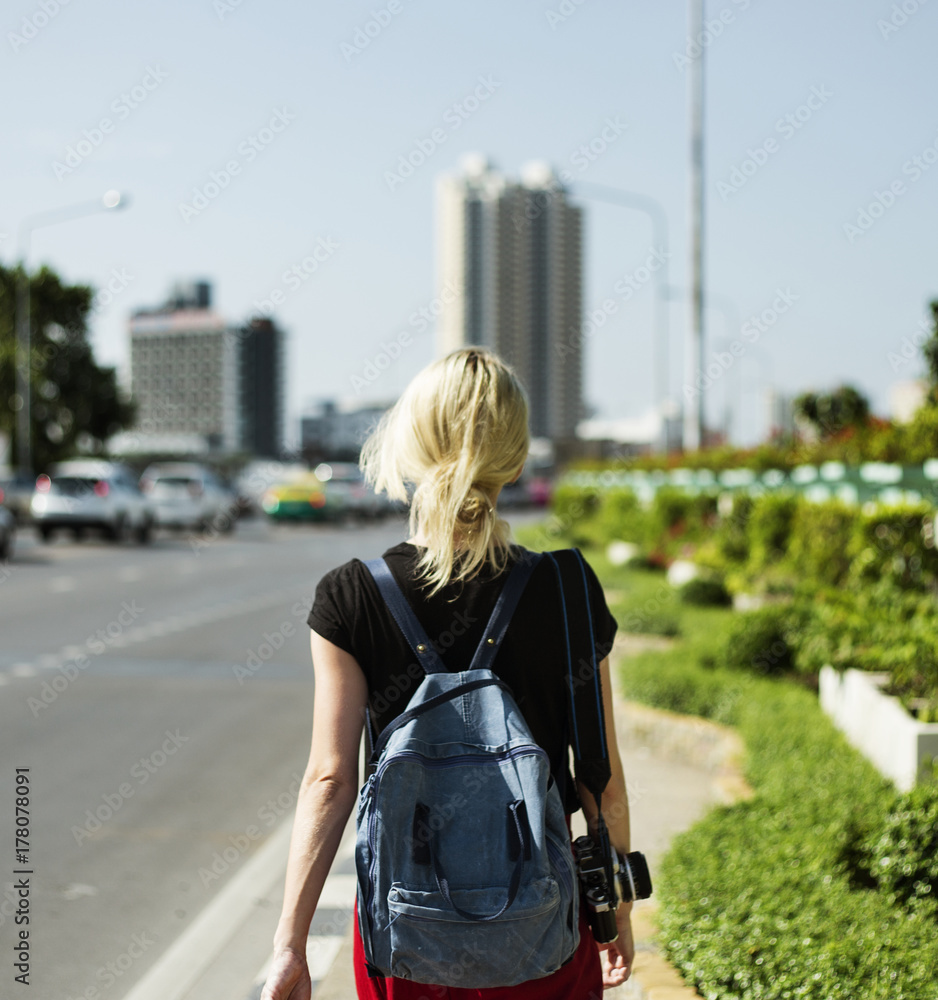 独自一人的女性旅行者