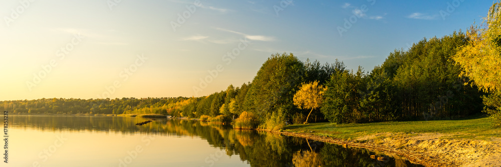 Wunderschönes Panorama vom Sonnenuntergang an einem See