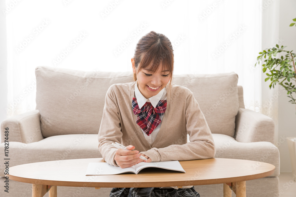 リビングで勉強をする女子高生