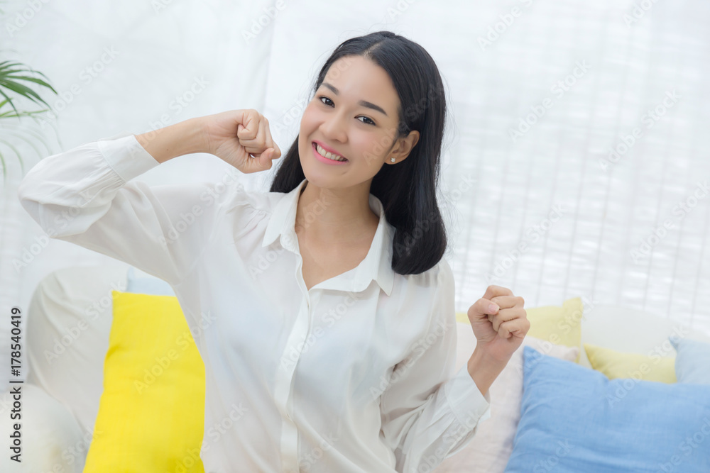 漂亮的亚洲女孩，白衬衫动作姿势，白背景，免费文案空间