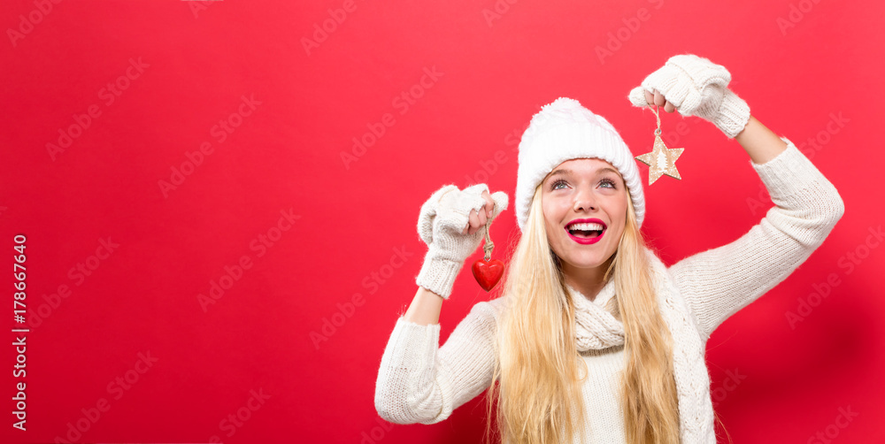 快乐的年轻女人拿着圣诞装饰品