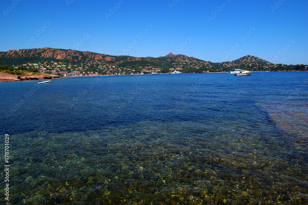 海上岩石海滩