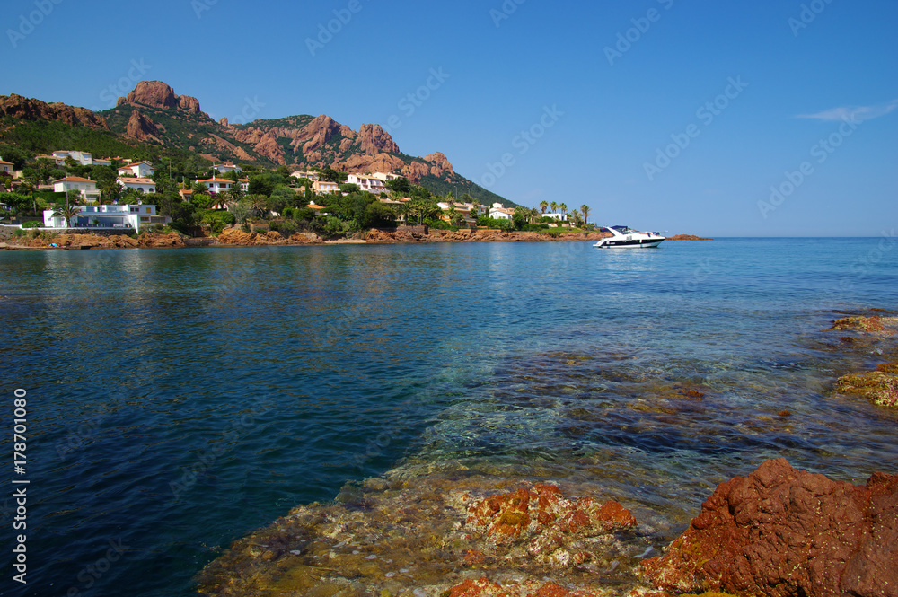 海上岩石海滩