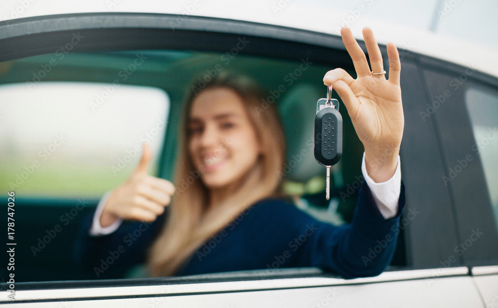 Donna con chiavi auto in mano, patente, guida sicura