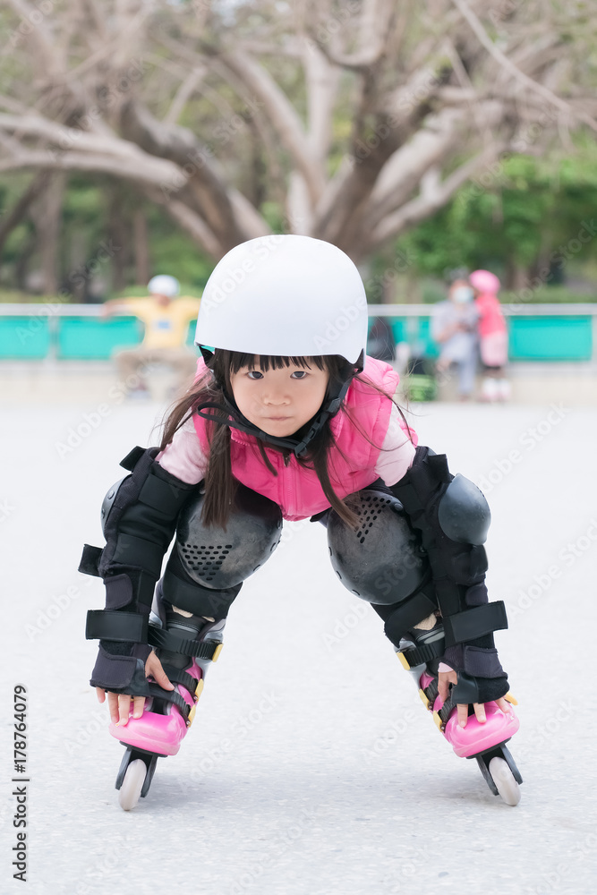 女孩玩轮滑