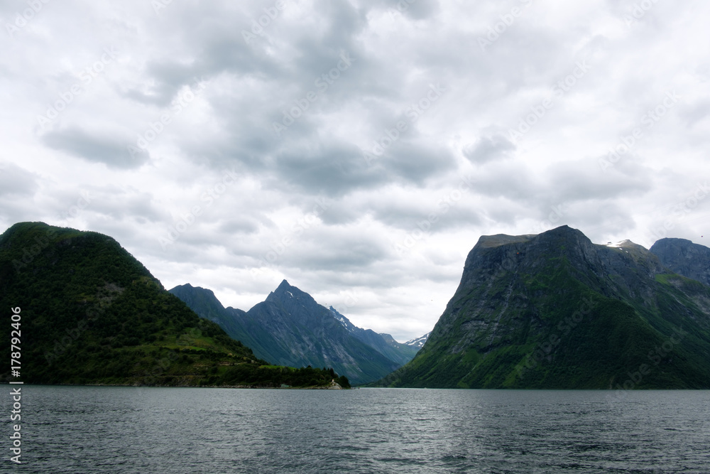 Hjorundfjorden峡湾的壮丽夜景