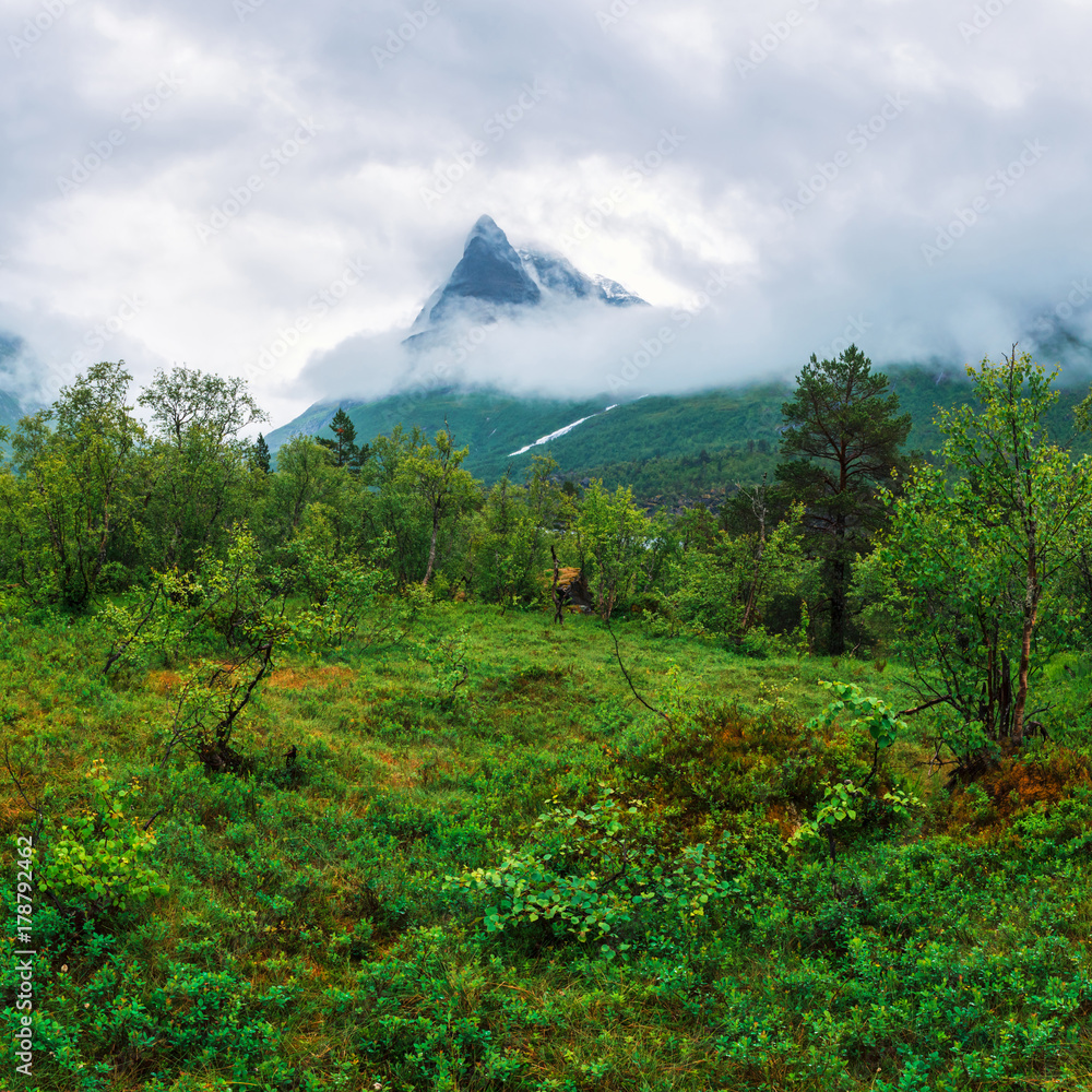 Innerdalen雾中的山峰